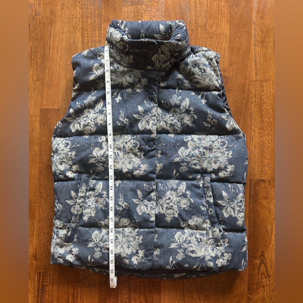 Gap denim floral print ,quilted puffer vest, size small - Picture 2 of 9